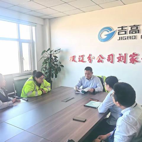 三月春风暖， 雷锋精神代代传