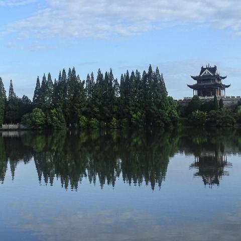 蓝天白云护城河