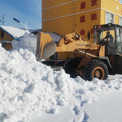 清扫积雪，情暖校园 ——塔河县市政环卫大队为塔河二小义务清扫积雪