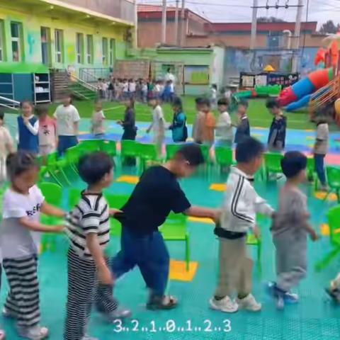 童趣无限，快乐“抢”出来——幼儿园抢凳子游戏欢乐进行时