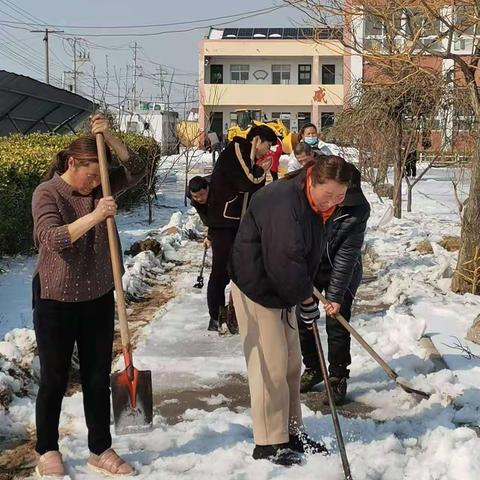 齐心协力清积雪、保驾护航开学季——岚山镇袁楼小学开展校园积雪清扫活动