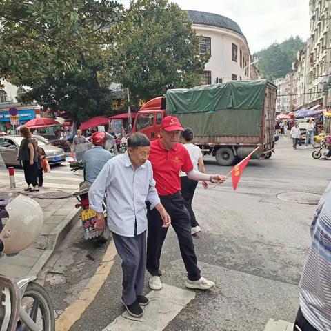 平凡路口的温暖力量