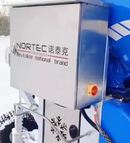 北京南山滑雪场诺泰克造雪机持续造雪中