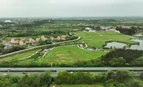 乡间春风醉、田野春飘香、 （ 东宇禾筑）集休闲釆摘文化娱乐一身田园综合体：是游客游玩的好地方。