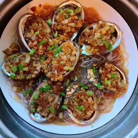 我做的年夜饭美食——蒜蓉粉丝蒸鲍鱼
