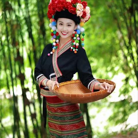 布朗族姑娘的民族风情