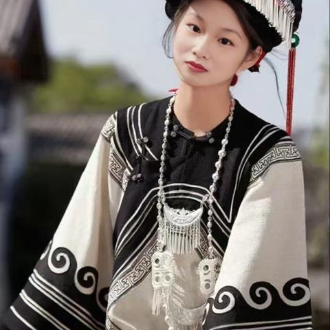 彝族姑娘的民族风情