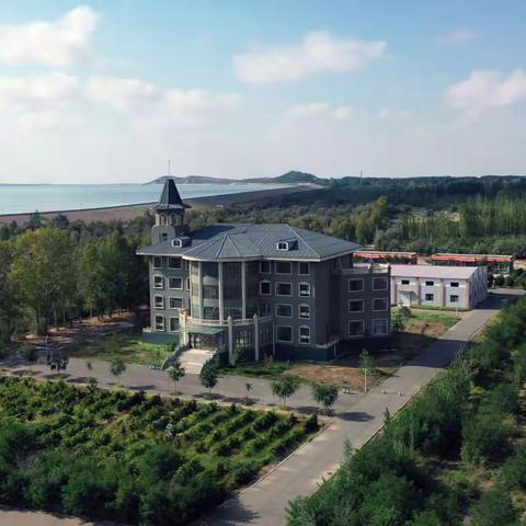 民勤县红崖山葡萄酒庄：酿酒葡萄喜获丰收 产业兴旺带动乡村振兴