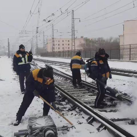 以雪为令，浴雪攻坚｜乌南信号车间综合检修工区清雪作业