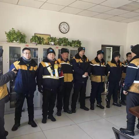 战风雪 保畅通 ——乌南信号车间全员出击打响清雪攻坚战