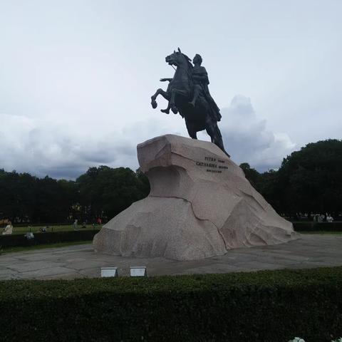 我站在彼得大帝的像前