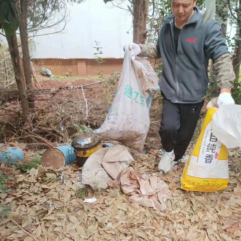 社区齐心协力，共同清理周边垃圾