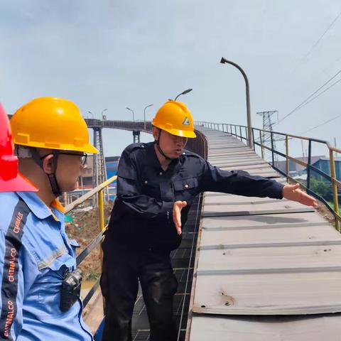 烈日下的消防安全守护者