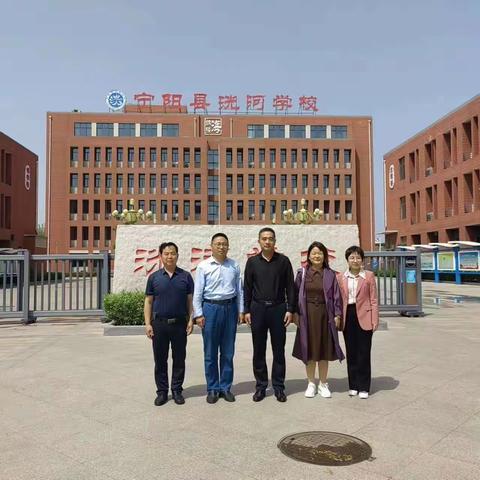 钢城区颜庄中心小学到宁阳县观摩学习校园文化建设