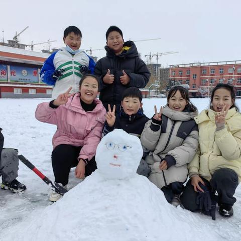 “趣”玩雪、“乐”童年——龙泉小学六二班学生冬日玩雪记