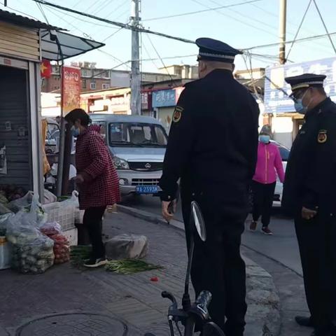 正值深秋    层“蓝”遍染