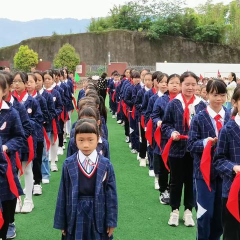 喜迎二十大，争做好队员——经开小学开展新队员入队仪式