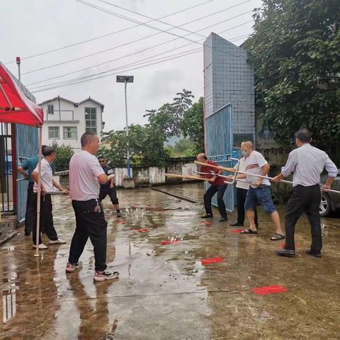 反恐防暴警钟常鸣  校园安全保和谐        ——思京小学进行校园反恐防暴应急演练