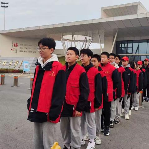 豫新初中唐仲英爱心小分队助力暖冬社区