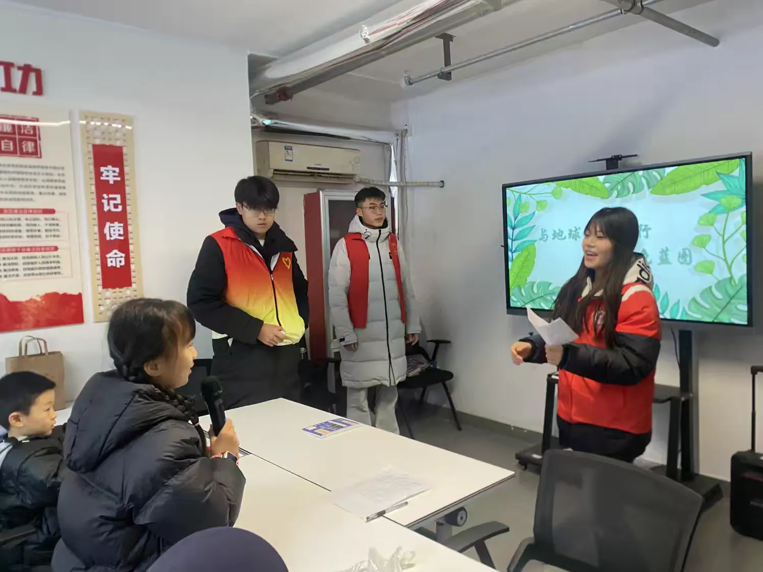 简篇-与地球“童”行·共绘绿色蓝图——兰亭居社区联合山东职业学院东岭书院举行环保活动