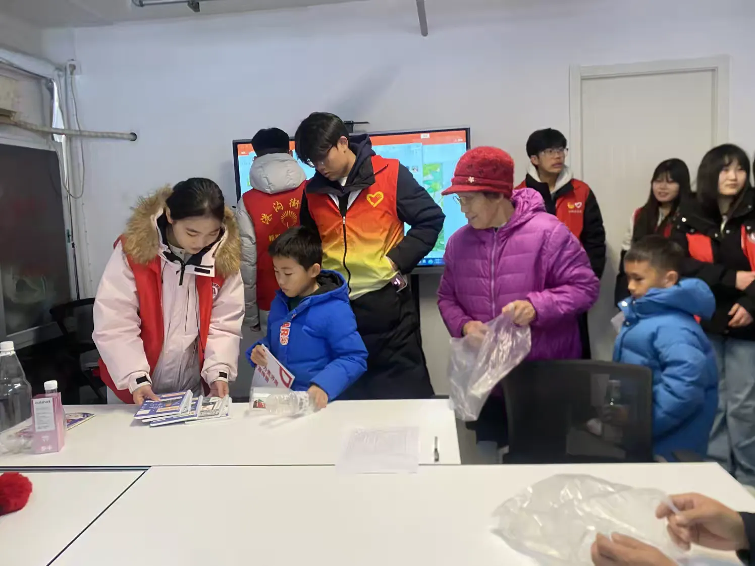 简篇-与地球“童”行·共绘绿色蓝图——兰亭居社区联合山东职业学院东岭书院举行环保活动