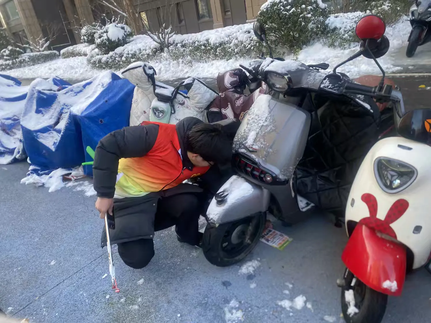 简篇-与地球“童”行·共绘绿色蓝图——兰亭居社区联合山东职业学院东岭书院举行环保活动