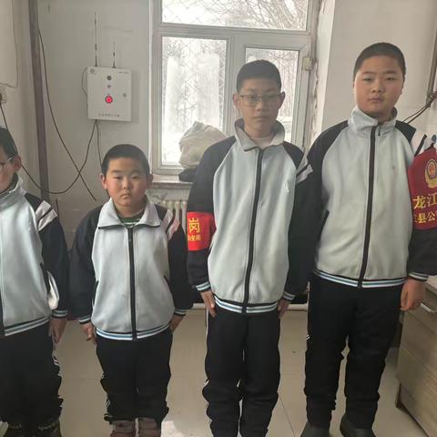 劳动践初心  安全伴我行———德裕学校学生保安岗位体验活动