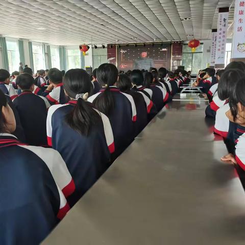 致敬荣光，逐梦前行——康保县第三中学组织师生观看9月3日阅兵活动