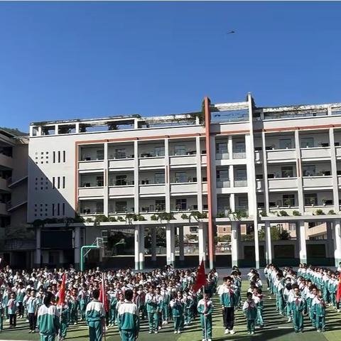 “向国旗敬礼，为队旗添彩”———大田县城关第二小学举行少先队入队仪式