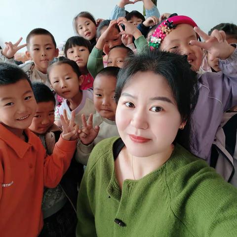 【学典型榜样，育高尚师德】以爱为帆，载着孩子驶向成长彼岸——卢丹丹