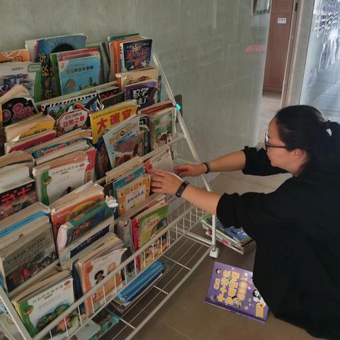 “扫黄打非”进校园，传递健康阅读理念——中山华实小学校区开展“扫黄打非”图书排查工作