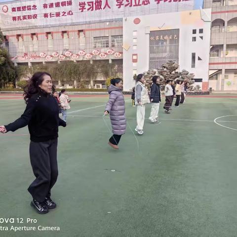 巾帼绽芳华 运动庆三八——市中区文化路小学开展教职工跳绳、投篮比赛活动