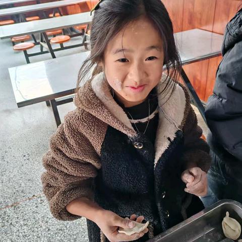 冬至暖阳，饺子传情——记郑家集乡中心小学冬至包饺子活动