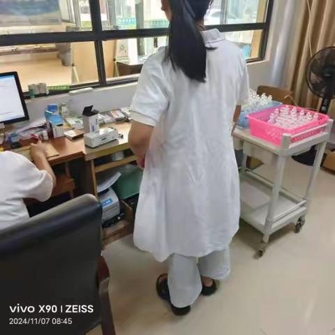 临高县卫生健康委员会开展医疗机构垃圾分类周宣传活动