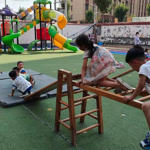 鱼邱湖街道中心幼儿园东兴路分园中二班6月份户外综合区观察记录