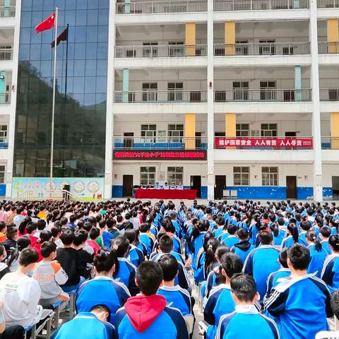青铜关镇：大手拉小手 法制进校园