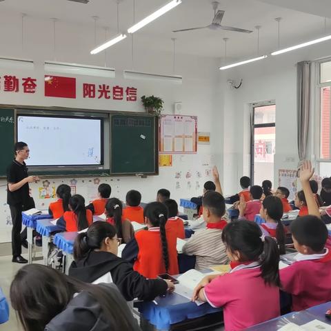 同课巧设计 异构展风采——范县人民路小学四年级数学组“同课异构”赛课活动