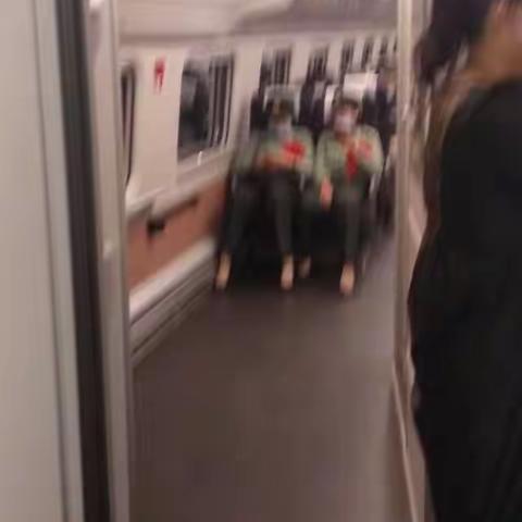 高铁车厢里的军人身影