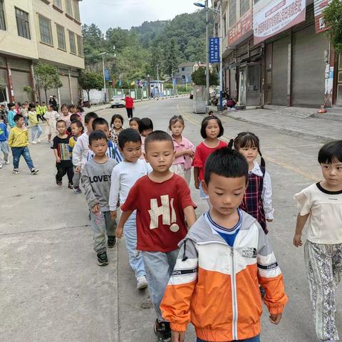 参观小学初体验，幼小衔接零距离——兴义市猪场坪镇中心幼儿园