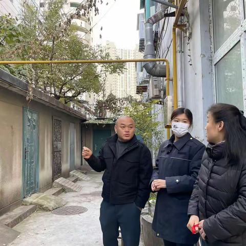 北辛街社区---修剪树枝除隐患 未诉先办解民忧