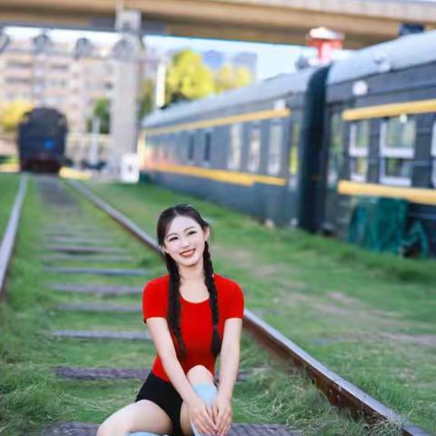 铁轨上的青春序曲