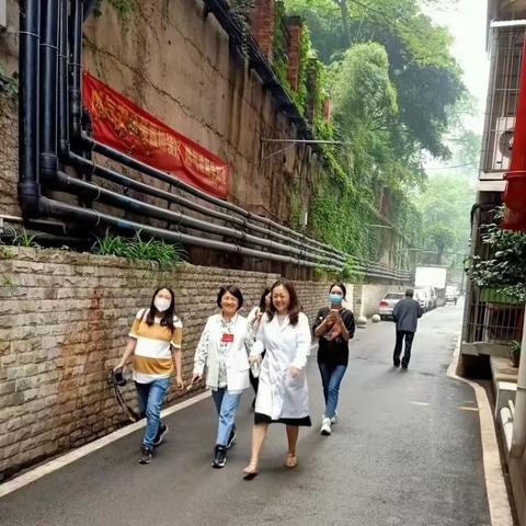 科普进社区 义诊暖人心 | 重庆知联会卫生健康专委会会员李芳、冯心怡赴天灯堡社区开展专项义诊活动