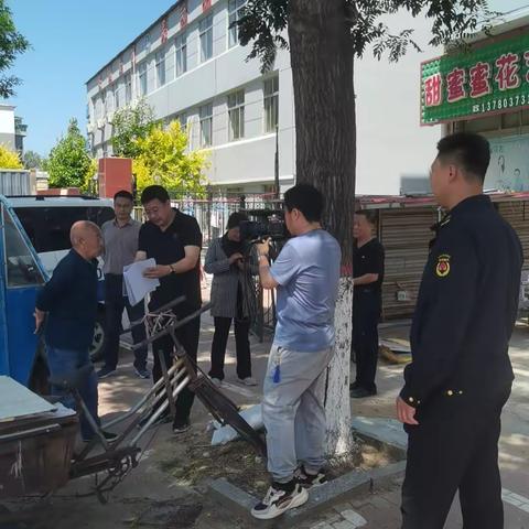 城管大队拆除违法建设 消除安全隐患