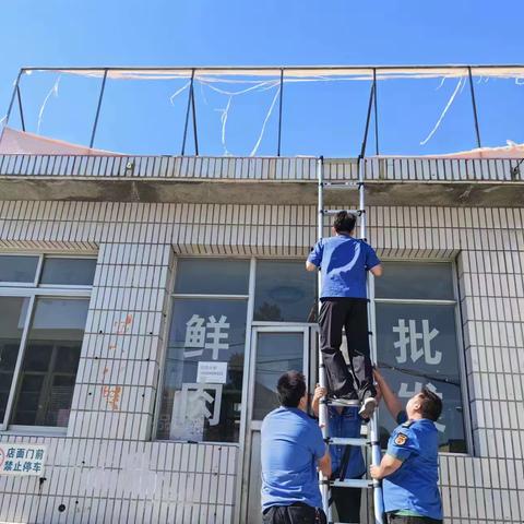 卢龙城管清理违规招牌，推动城市安全与“颜值”双提升