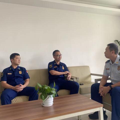 龙岗大队王新辉副大队长到横岗消防救援站开展节日慰问及督导检查