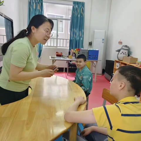 助力成长，情满特教——钱鉴小学随班就读学生到梧州市特教学校资源室进行学习活动