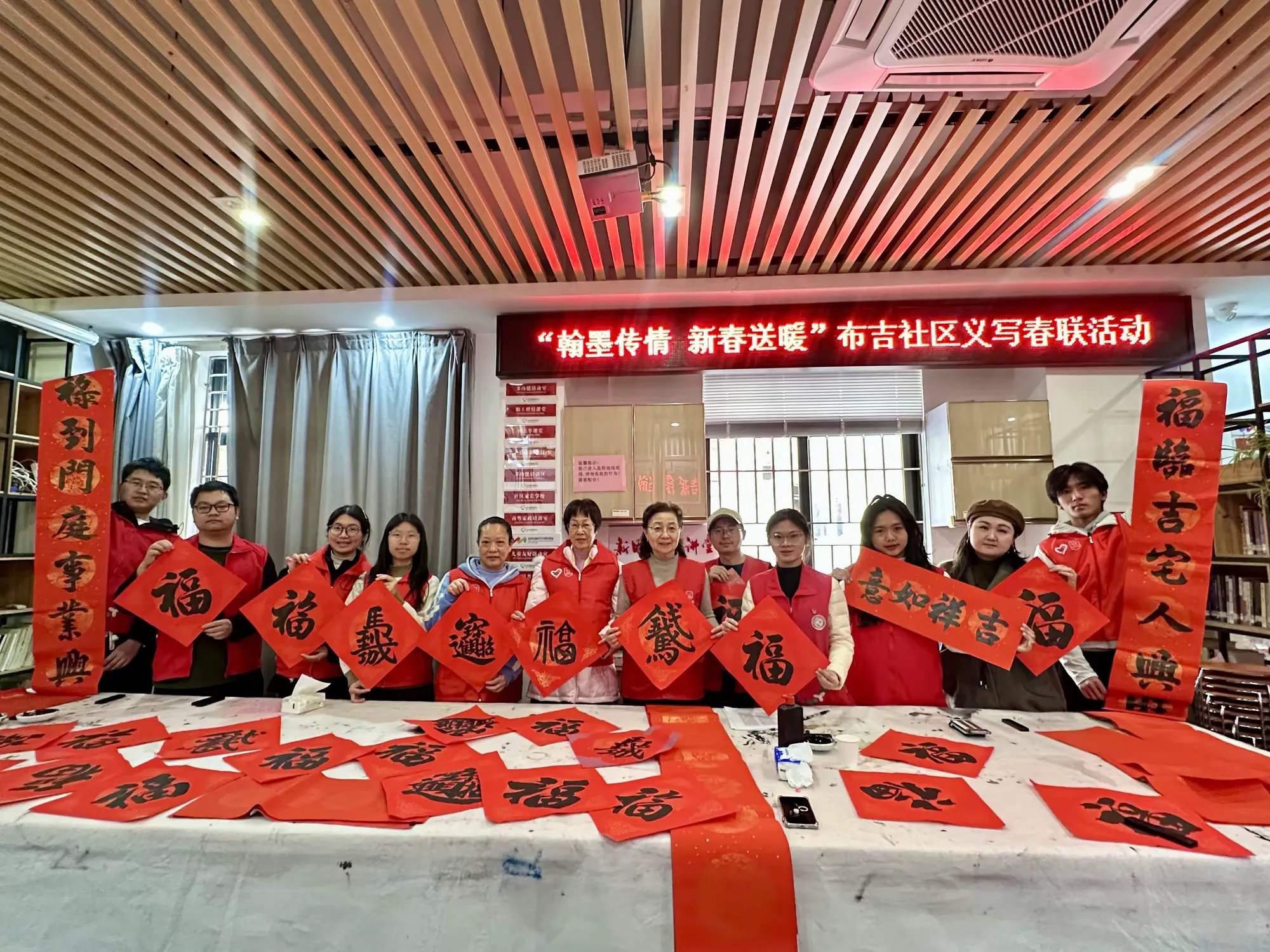 简篇-“翰墨传情 新春送暖”布吉社区义写春联活动