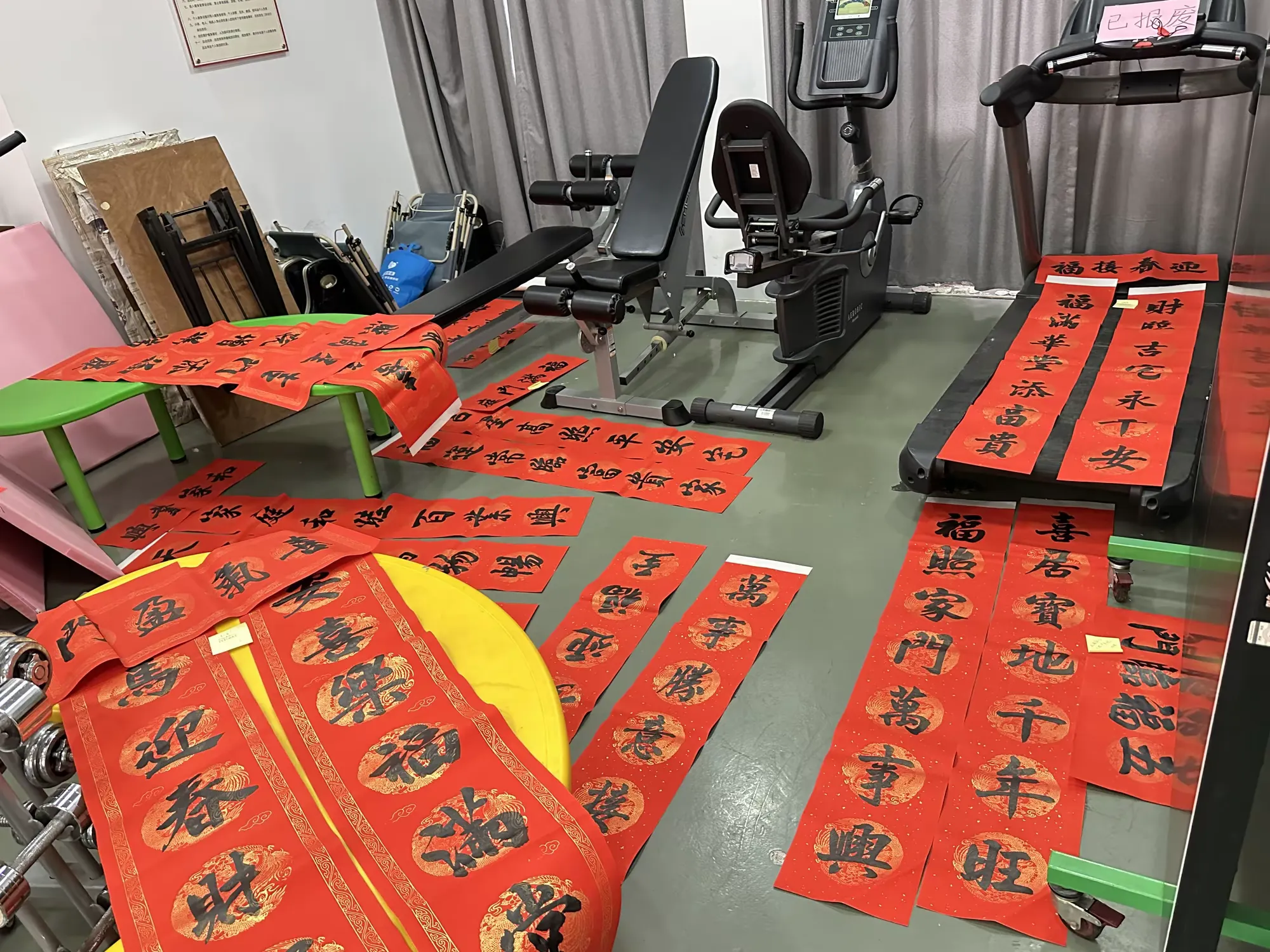 简篇-“翰墨传情 新春送暖”布吉社区义写春联活动