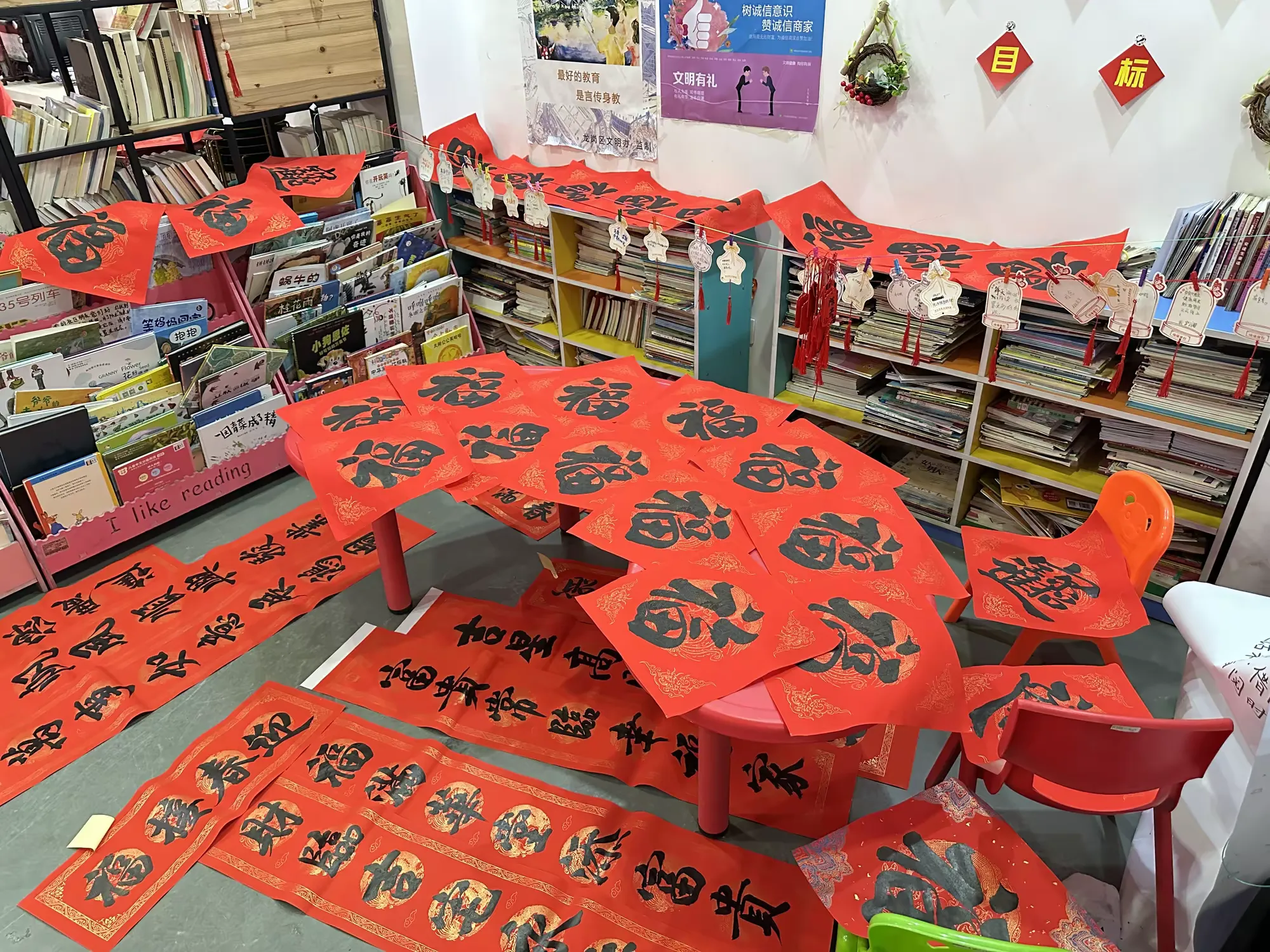 简篇-“翰墨传情 新春送暖”布吉社区义写春联活动