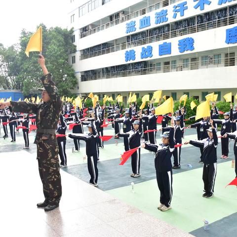 军体拳豪情乘风，旗语班飒爽飞扬——深圳中学梅香学校初中部国防教育第四天活动掠影